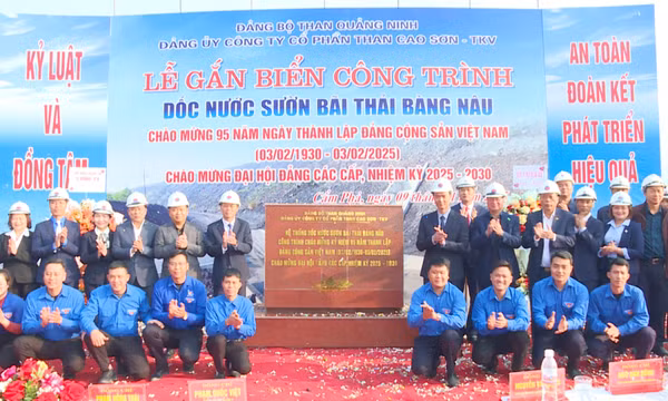 Than Cao Sơn gắn biển công trình "Hệ thống Dốc nước sườn bãi thải Bàng Nâu”