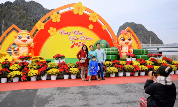 Rực rỡ cờ hoa mừng Đảng, mừng Xuân Ất Tỵ