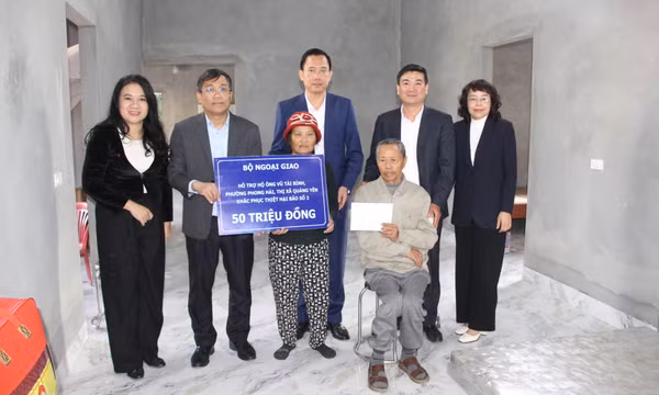 Thứ trưởng Thường trực Bộ Ngoại giao Nguyễn Minh Vũ trao tặng kinh phí ủng hộ khắc phục bão số 3, tặng quà Tết cho hộ cận nghèo tại TX Quảng Yên