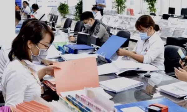 Giấy khen có được dùng để nâng lương trước hạn?