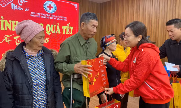 2.500 suất quà Tết được trao cho người có hoàn cảnh khó khăn