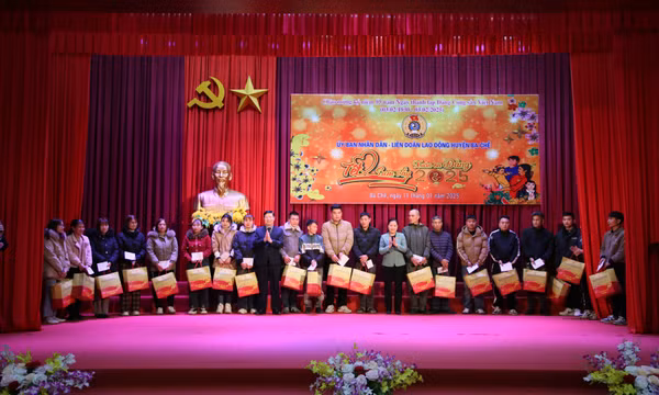 Hơn 350 phần quà Tết được huyện Ba Chẽ trao tặng trong chương trình “Tết Sum vầy - Xuân ơn Đảng”