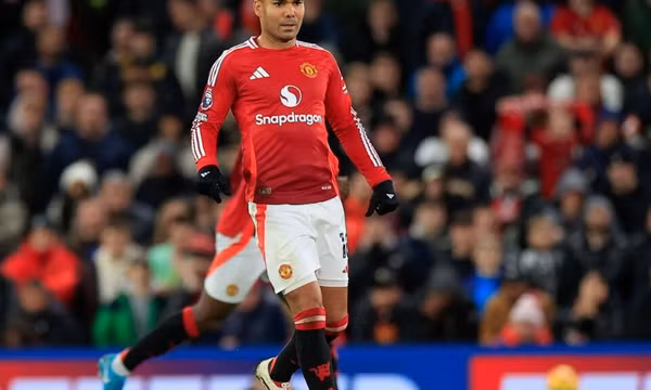 Casemiro được đề nghị lương 'cực khủng' rời MU