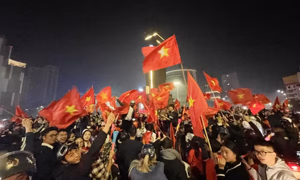 Cổ động viên Quảng Ninh "bùng nổ" mừng đội tuyển Việt Nam vô địch 