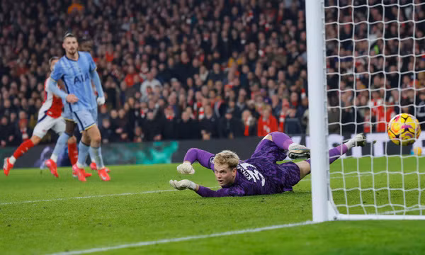 Thắng Tottenham, Arsenal hâm nóng lại cuộc đua vô địch
