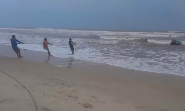 Cứu 2 ngư dân bị sóng đánh chìm thuyền trên biển Quảng Trị