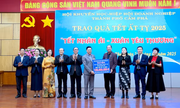 Cẩm Phả: Trao tặng 125 suất quà Tết cho học sinh hiếu học có hoàn cảnh khó khăn