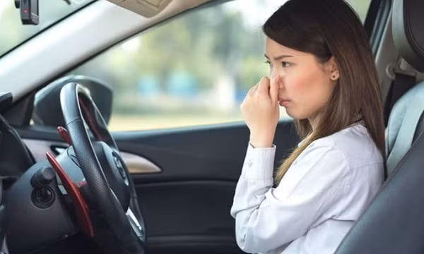 Nhận biết tình trạng ô tô qua mùi lạ