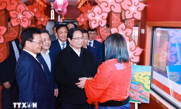 Thủ tướng kiểm tra công tác phục vụ Tết của ngành đường sắt và Bệnh viện Phổi TW