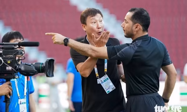 Phản ứng dữ dội của HLV Kim Sang Sik không có trên truyền hình