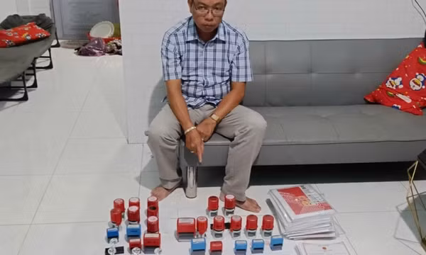 Tạm giữ hình sự một người làm giả con dấu, tài liệu của cơ quan, tổ chức