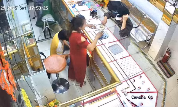 Cảnh sát truy đuổi kẻ cướp 3 chỉ vàng, cầm dao dọa tự sát ở TPHCM