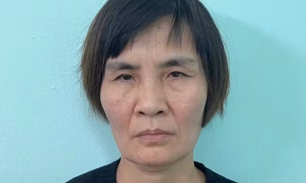 Đi ngang lấy trộm gói hàng trên xe nữ sinh, bị phát hiện bắt nữ sinh quỳ xin mới trả