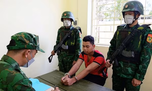 Biên phòng ở Quảng Trị liên tiếp phát hiện đối tượng buôn ma túy, pháo lậu