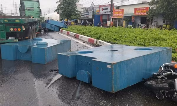Khối thép trên xe đầu kéo rơi trúng xe máy, làm một người bị thương