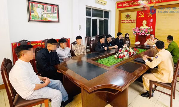 Tịch thu phương tiện vi phạm của nhóm thanh thiếu niên bốc đầu xe mô tô