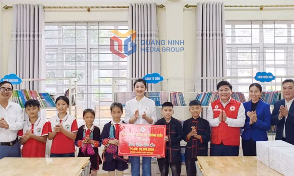 Trao tặng Thư viện cho em tại điểm trường xã Quảng Đức