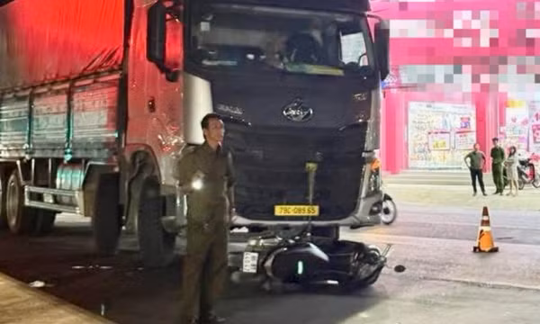 Xe máy chở ông bà và 2 cháu va chạm với xe tải, bé 2 tuổi tử vong
