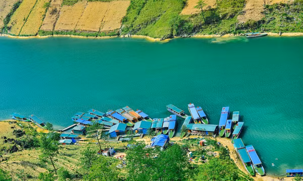 Ngắm dòng sông Nho Quế xanh như ngọc dưới chân đèo Mã Pì Lèng