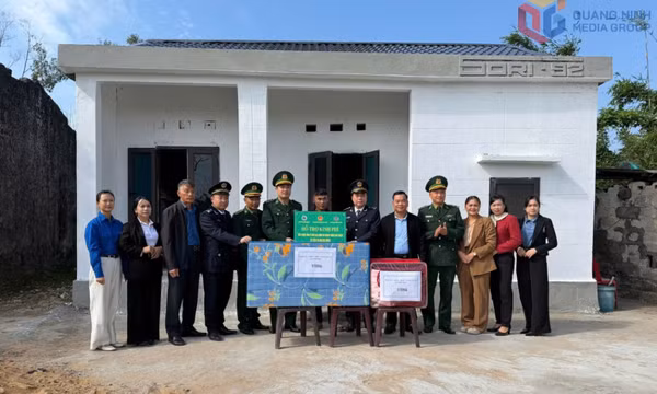 Trao kinh phí hỗ trợ hộ dân khó khăn sửa chữa nhà ở