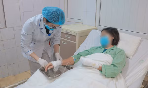 Bỏng nặng khi sử dụng hóa chất thông bồn cầu