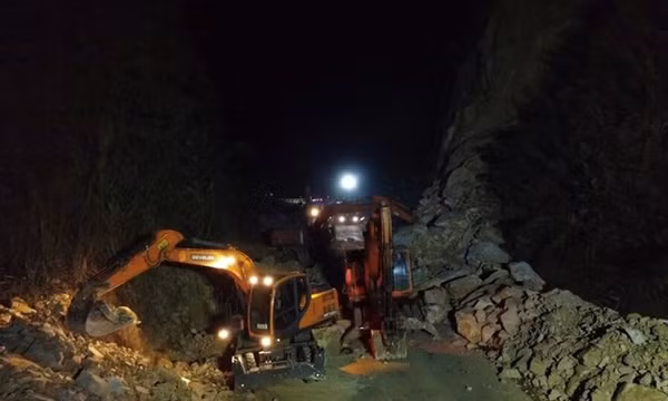 Tìm thấy thi thể thứ 3 trong vụ sạt lở nghiêm trọng trên Quốc lộ 6