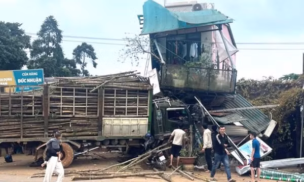 Xe tải gây tai nạn liên hoàn ở Quảng Trị, 1 cháu bé tử vong