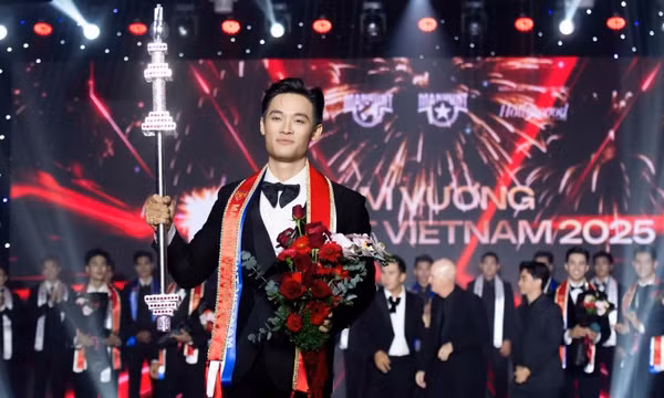 Trần Tiến Dũng đăng quang nam vương Manhunt Vietnam 2025