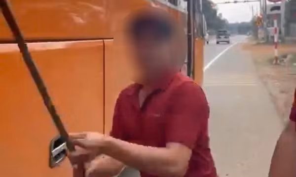 Phụ xe khách dọa đánh người dân khi bị phản ánh chạy lấn làn ở TPHCM