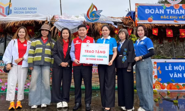 Trao tặng quà cho học sinh khó khăn tại đặc khu Vân Đồn