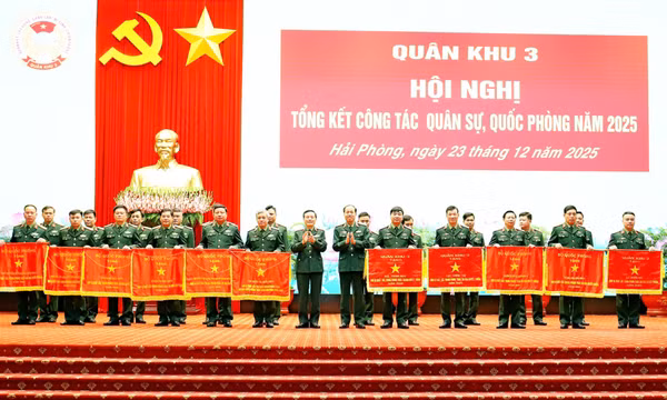 Bộ CHQS tỉnh Quảng Ninh được nhận cờ đơn vị xuất sắc trong phong trào thi đua Quyết thắng năm 2025 của Bộ Quốc phòng