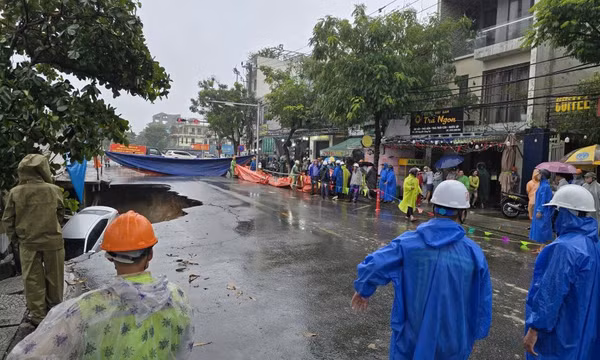 Hố tử thần bất ngờ nuốt chửng ô tô giữa trung tâm Đà Nẵng
