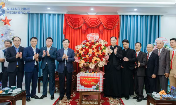  Phó Bí thư Tỉnh ủy, Chủ tịch Uỷ ban MTTQ tỉnh Vũ Quyết Tiến thăm, chúc mừng Giáo xứ Hòn Gai nhân dịp Giáng sinh