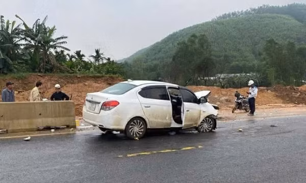Tài xế ô tô buồn ngủ tông vào dải phân cách trên cao tốc, một bé sơ sinh thiệt mạng