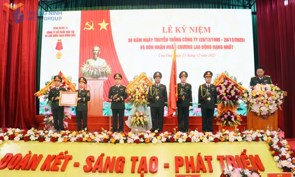 Công ty Vận tải và Chế biến Than Đông Bắc (Binh đoàn 19) đón nhận Huân chương lao động hạng Nhất