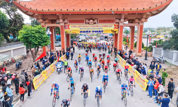 Hơn 400 tay đua tranh tài tại Giải đua xe đạp "Về miền di sản"