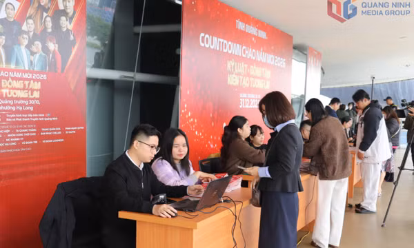 Người dân háo hức đổi vé Countdown Chào năm mới 2026