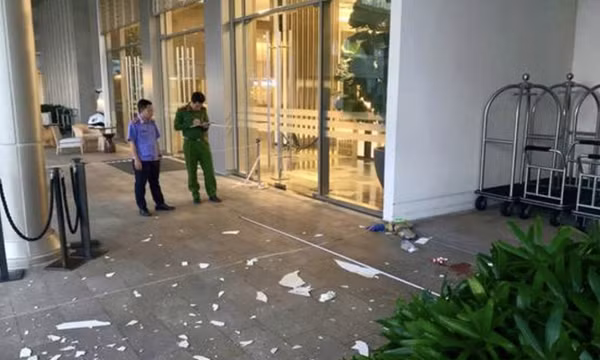 2 người nước ngoài vội rời khỏi khách sạn, phát hiện 1 thi thể nằm ở tiền sảnh
