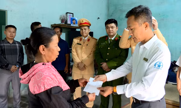 Ban ATGT tỉnh thăm, động viên gia đình nạn nhân TNGT