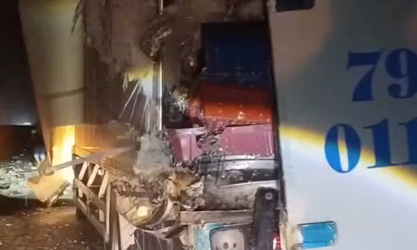Va chạm xe đầu kéo và xe tải đông lạnh, cao tốc Vĩnh Hảo - Phan Thiết tạm đóng một chiều