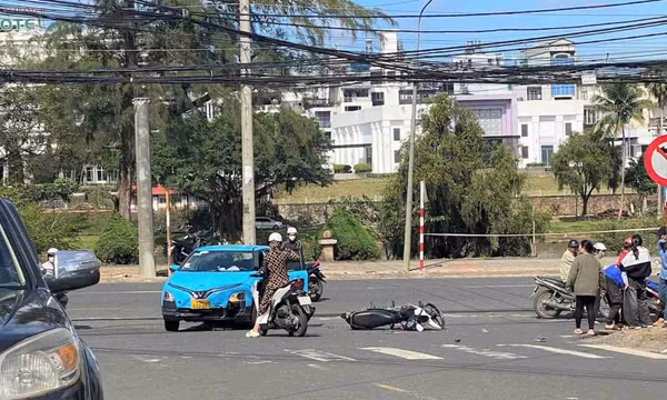 Xe máy va chạm với taxi ở Lâm Đồng, 2 thanh niên nhập viện
