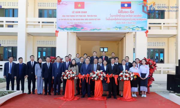 Lễ bàn giao Trường THPT Phăn Xăm, tỉnh Hủa Phăn (Lào)