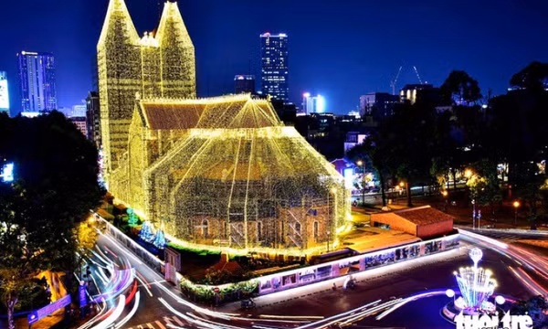 Nhà thờ Đức Bà lên đèn đón Giáng sinh, người dân nô nức đến check-in