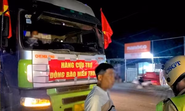 Dán băng rôn 'hàng cứu trợ đồng bào miền Trung' trên xe để chở gạo vượt quá tải trọng 76%