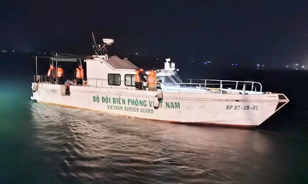 Cứu sống 2 ngư dân gặp nạn khi thả lưới ngoài cửa Gianh