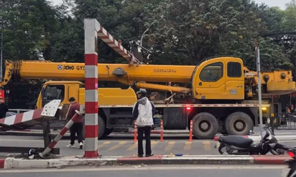 Xe cẩu đâm đổ thanh chắn cầu vượt Thái Hà