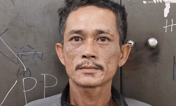 Đêm khuya lẻn vào nhà, dí điện định giết chủ nhà để cướp tài sản