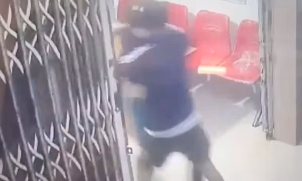 Thanh niên táo tợn cầm dao cướp tiền nhân viên trạm y tế xã ở Khánh Hòa