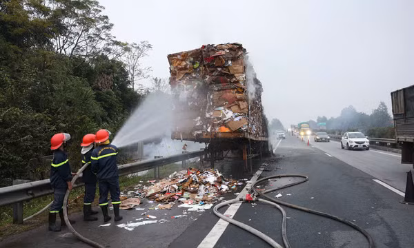 Xe chở phế liệu bất ngờ bốc cháy trên cao tốc Nội Bài - Lào Cai