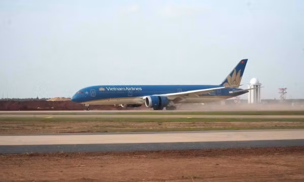 Lần đầu tiên máy bay Boeing 787 hạ cánh xuống sân bay Long Thành